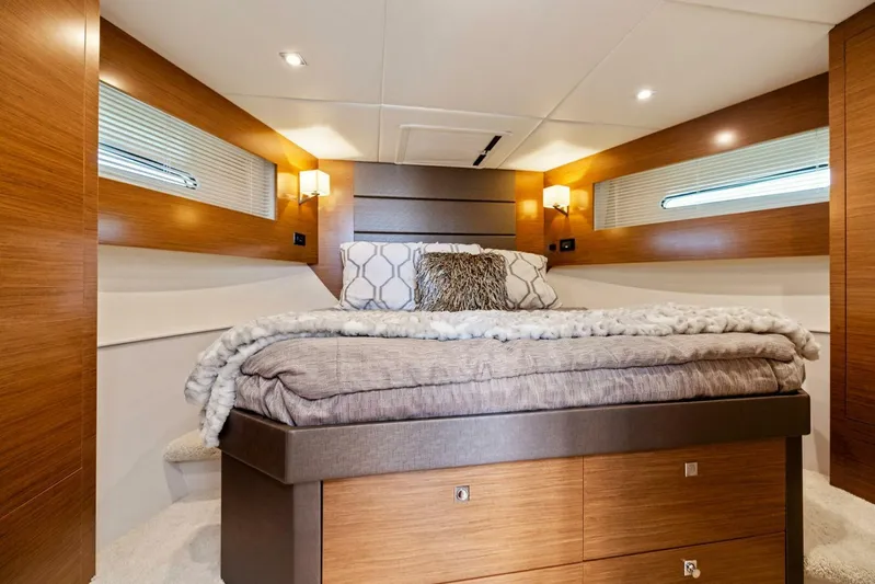 Livin' The Dream IV Yacht Photos Pics 