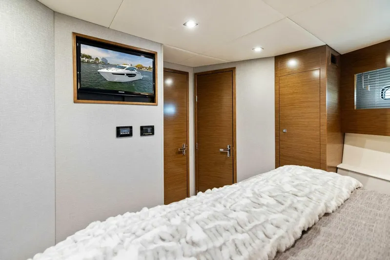 Livin' The Dream IV Yacht Photos Pics 