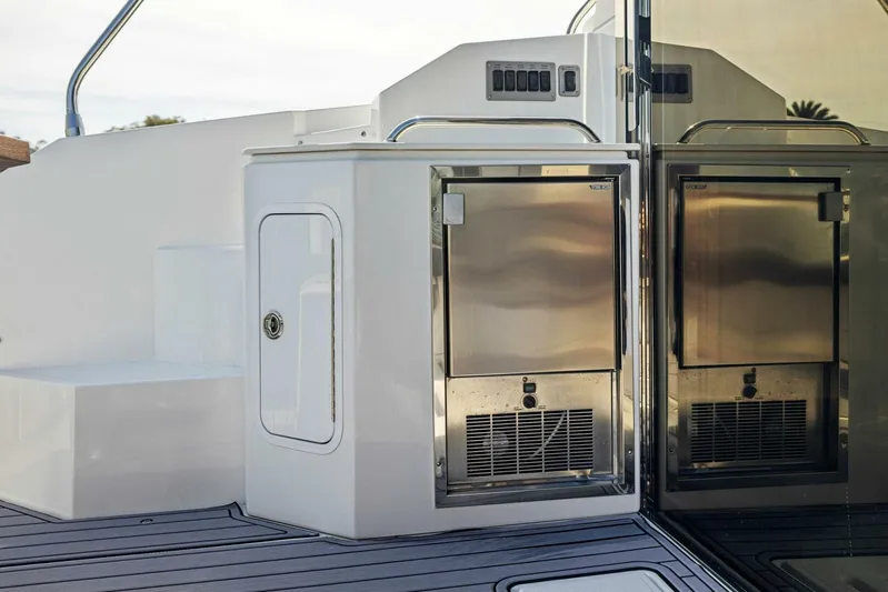 Livin' The Dream IV Yacht Photos Pics 