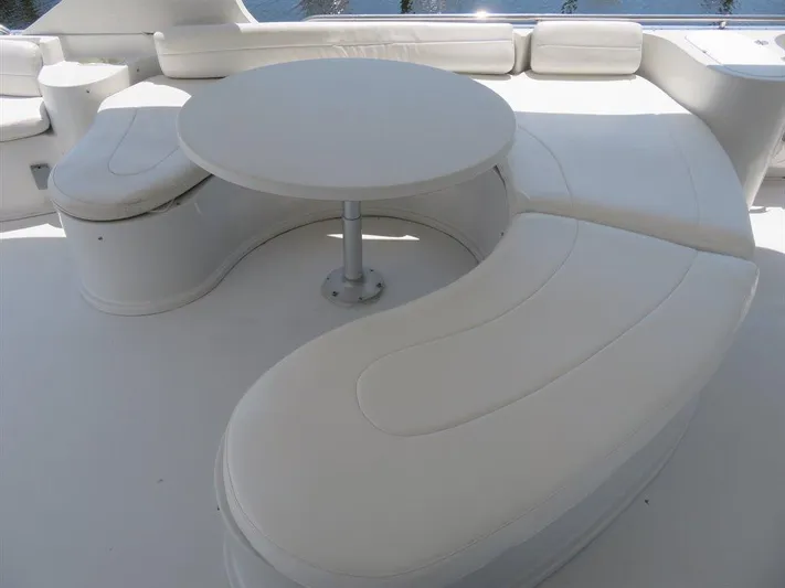  Yacht Photos Pics Luxurious seating area on 2000 Bluewater Yachts Millennium Series 63.