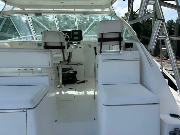 Ironman Yacht Photos Pics 2006 Rampage EXPRESS boat interior with white seating and steering console.