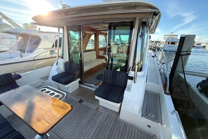 R Queen III Yacht Photos Pics 