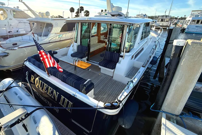 R Queen III Yacht Photos Pics 