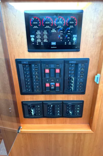 R Queen III Yacht Photos Pics 