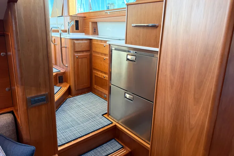 R Queen III Yacht Photos Pics 