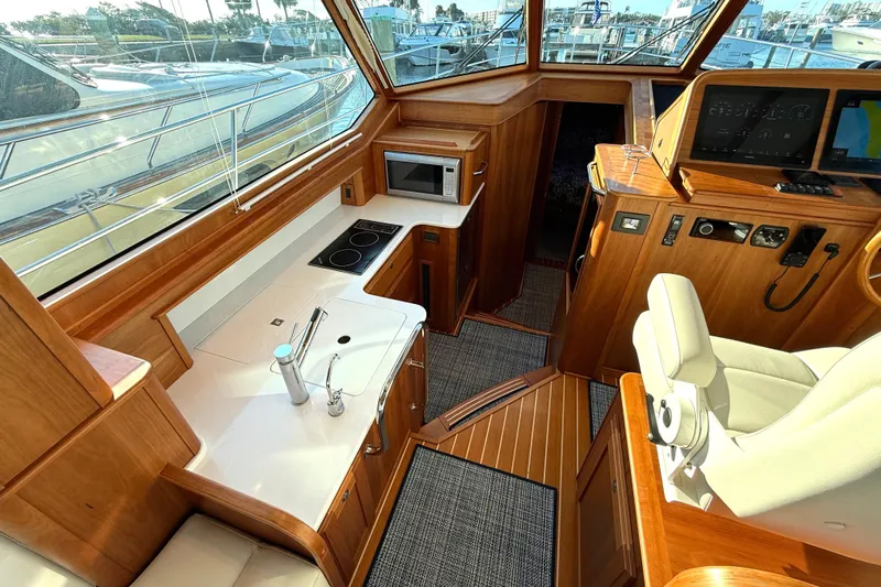 R Queen III Yacht Photos Pics 