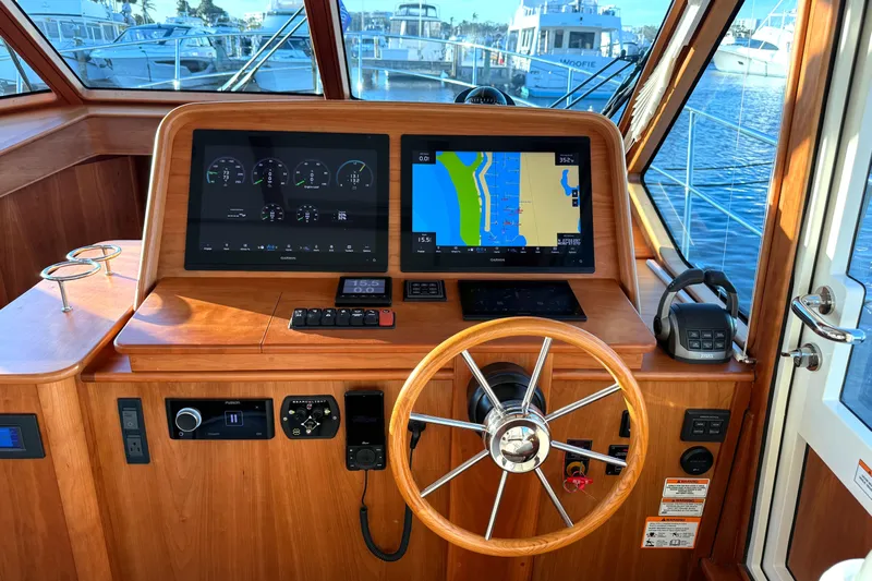 R Queen III Yacht Photos Pics 