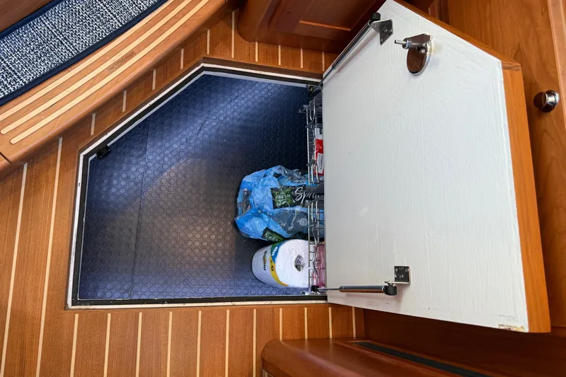 R Queen III Yacht Photos Pics 