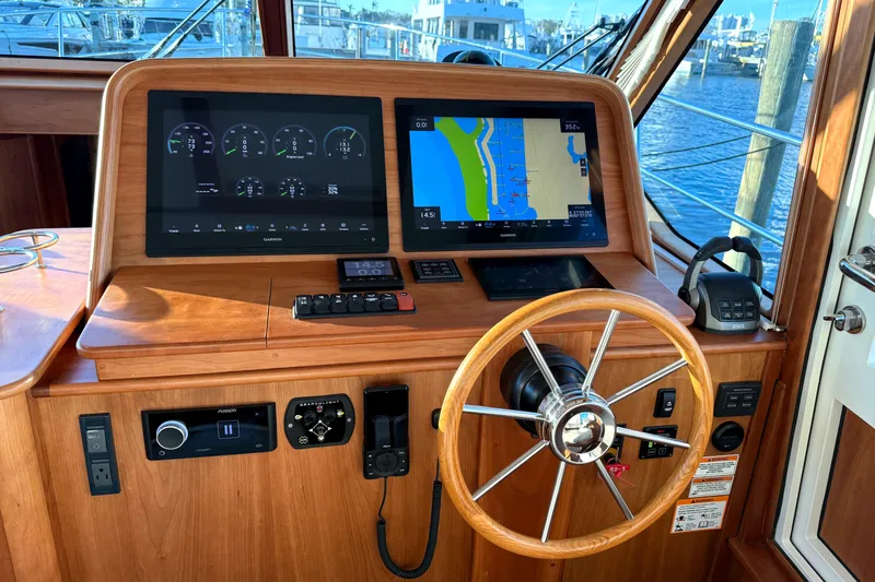 R Queen III Yacht Photos Pics 