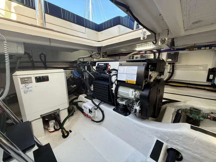 R Queen III Yacht Photos Pics 