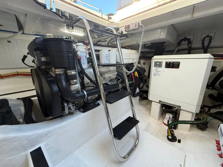 R Queen III Yacht Photos Pics 