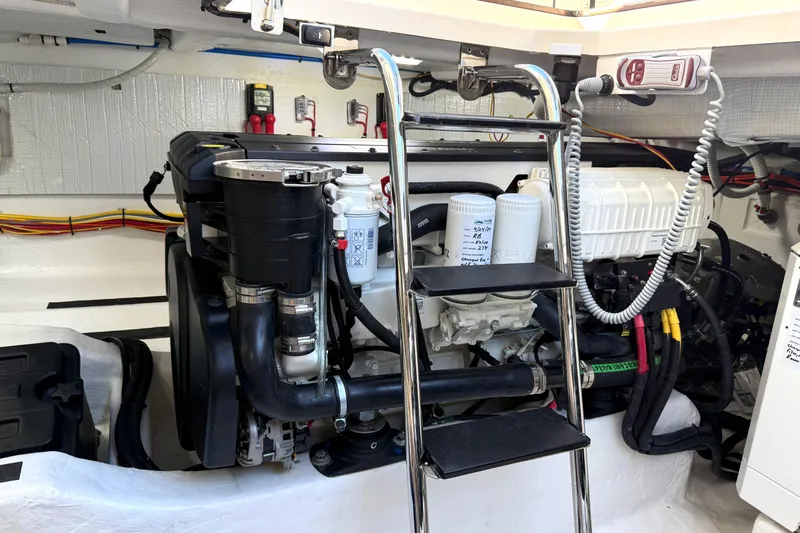 R Queen III Yacht Photos Pics 