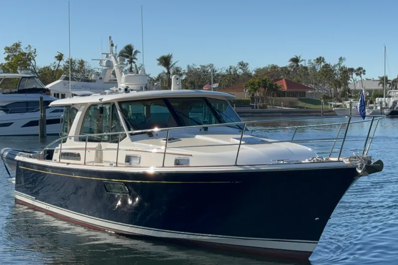 R Queen III Yacht Photos Pics 