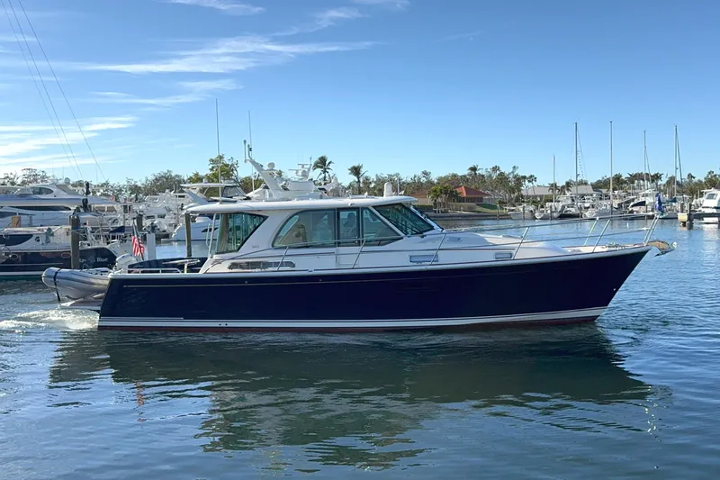 R Queen III Yacht Photos Pics 