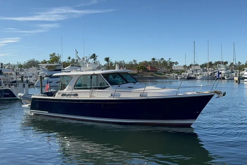 R Queen III Yacht Photos Pics 
