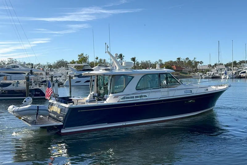 R Queen III Yacht Photos Pics 