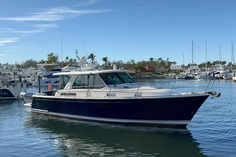 R Queen III Yacht Photos Pics 