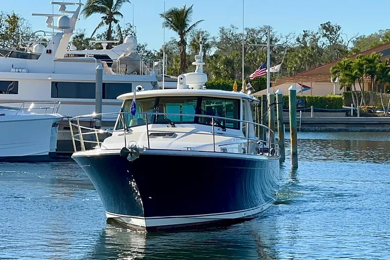 R Queen III Yacht Photos Pics 