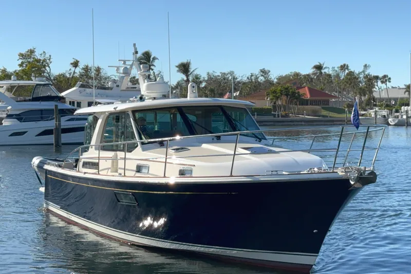 R Queen III Yacht Photos Pics 