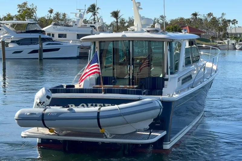 R Queen III Yacht Photos Pics 