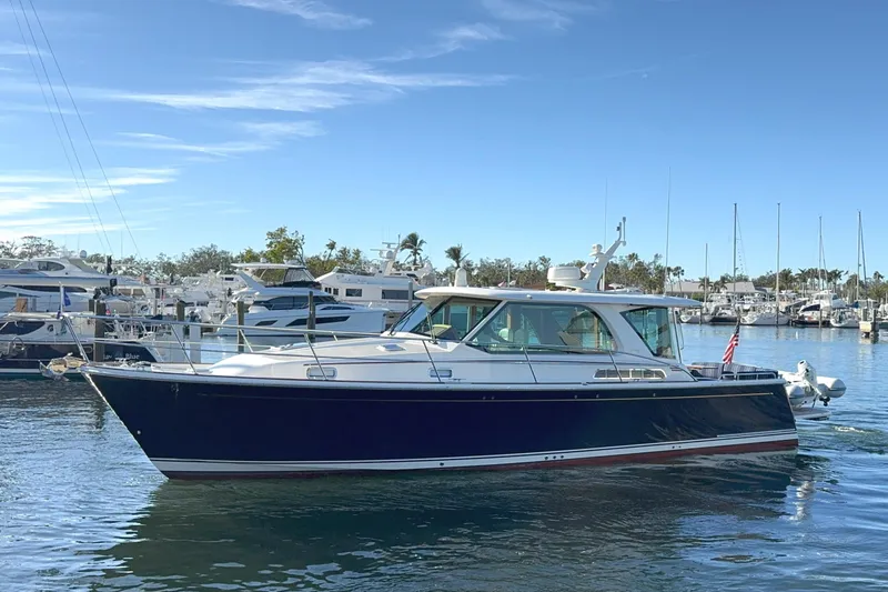 R Queen III Yacht Photos Pics 