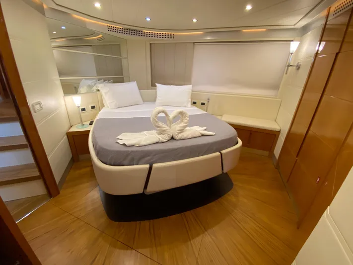Uml Yacht Photos Pics Luxurious bedroom interior of a 2007 Pershing 62' yacht with elegant decor.