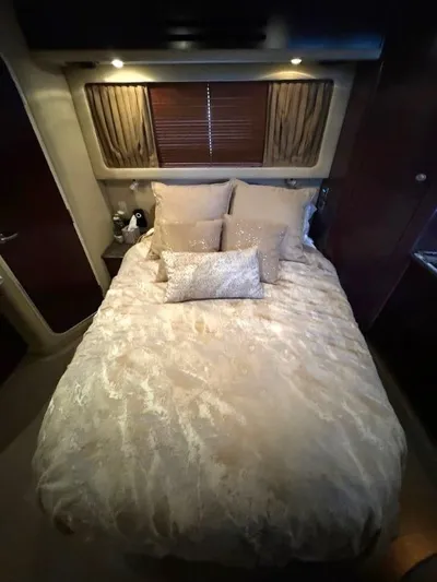  Yacht Photos Pics 2007 SEA RAY 40 MOTOR YACHT - Image 23