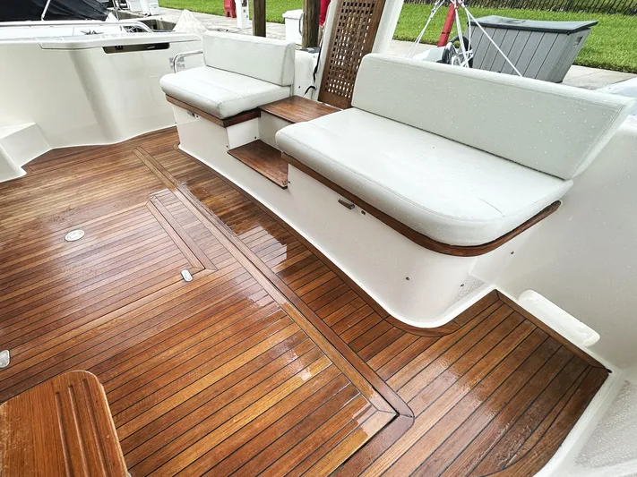 Primo Yacht Photos Pics Luxurious teak deck seating on 2014 Ferretti Yachts 530.