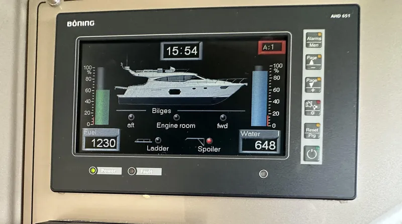 Primo Yacht Photos Pics Control panel display of a 2014 Ferretti Yachts 530, showing fuel and water levels.