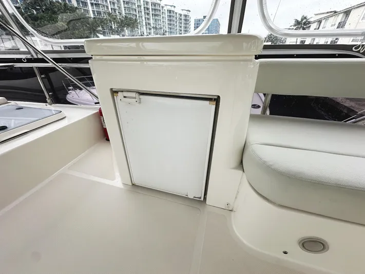 Primo Yacht Photos Pics Ferretti Yachts 530, 2014 model, interior view with seating and storage.
