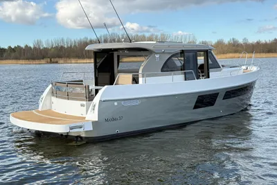 2025 Maxima 37 Cruiser