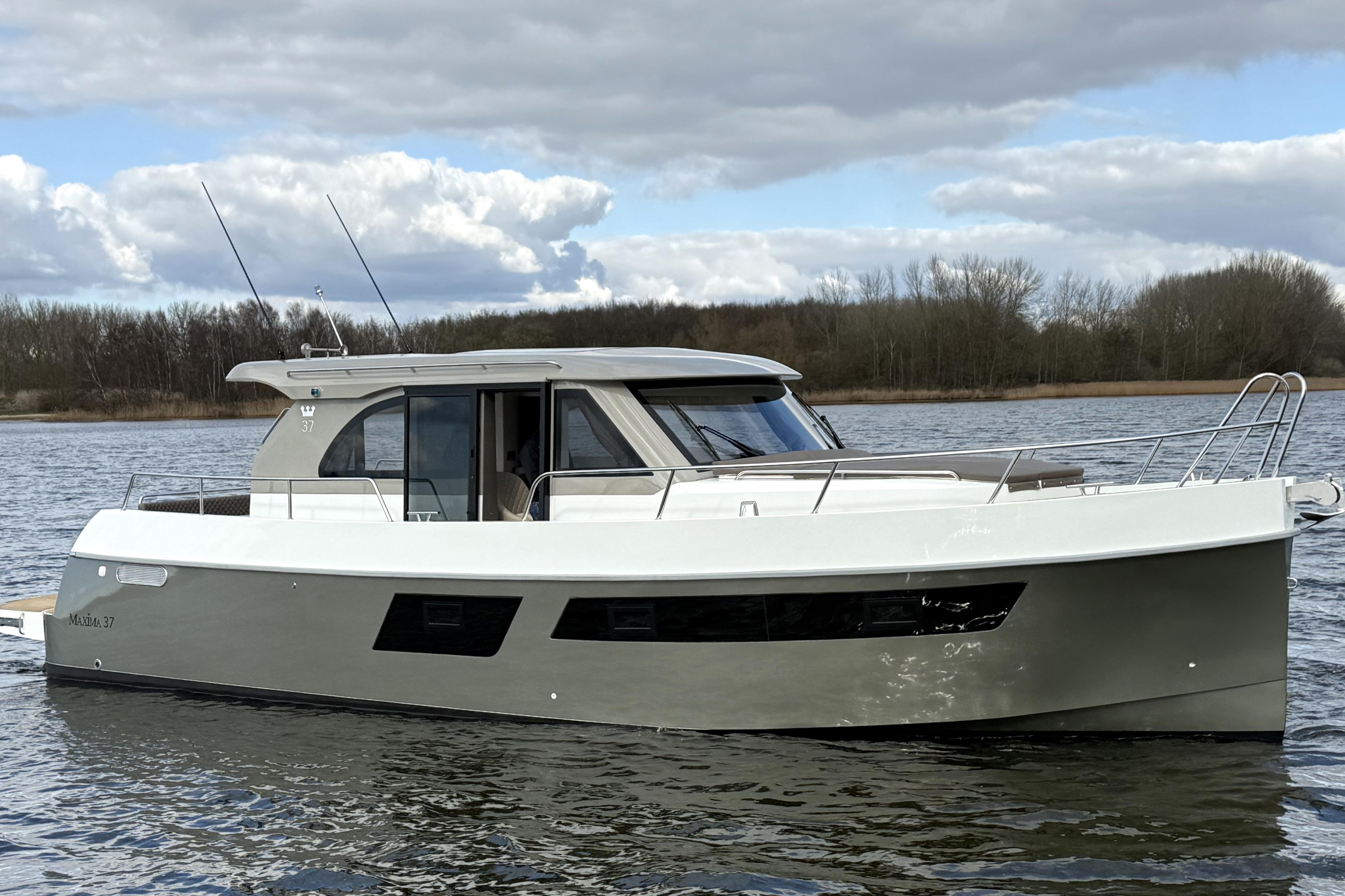 2025 Maxima 37 Cruiser