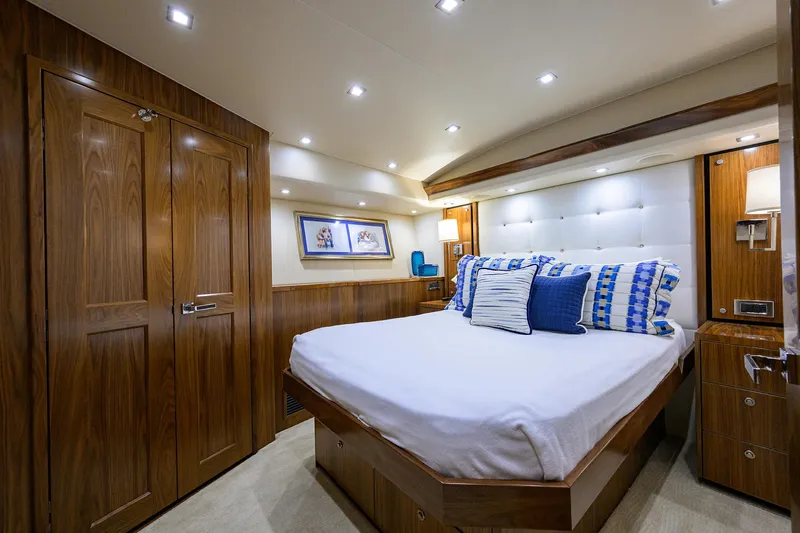 China Time Yacht Photos Pics Viking 92 CHINA TIME - Starboard Guest Stateroom