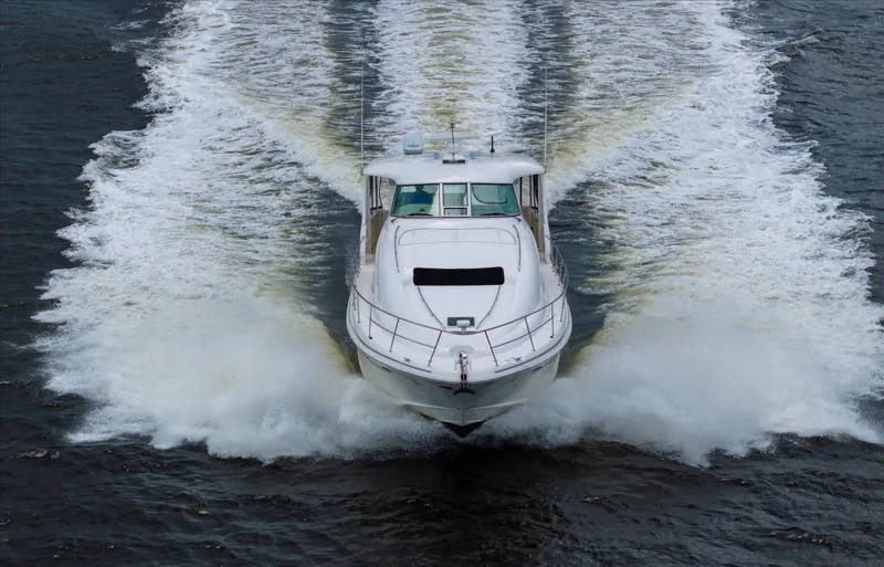 Free Bird Yacht Photos Pics 2003 Sea Ray 480 Motor Yacht cruising on open water, creating a dynamic wake.