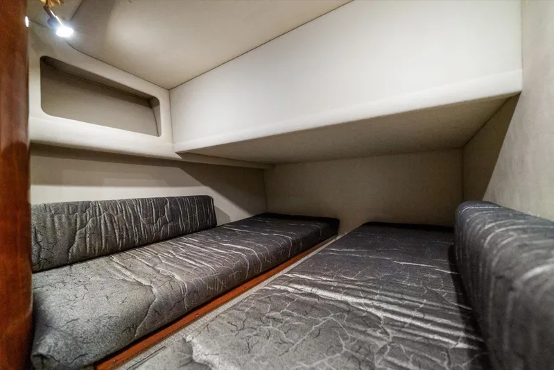 Free Bird Yacht Photos Pics 2003 Sea Ray 480 Motor Yacht interior with twin beds and modern design.