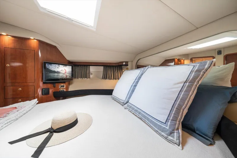 Free Bird Yacht Photos Pics Luxurious cabin interior of 2003 Sea Ray 480 Motor Yacht with cozy bedding and TV.