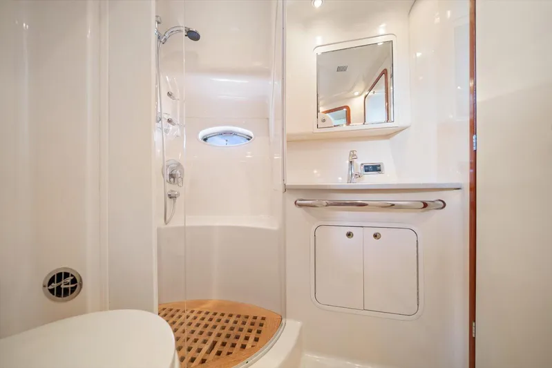 Free Bird Yacht Photos Pics Luxurious bathroom in 2003 Sea Ray 480 Motor Yacht with shower and vanity.