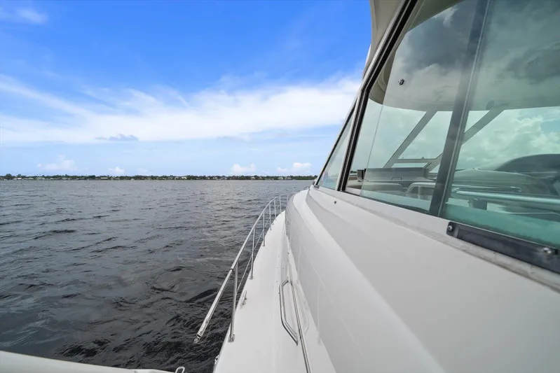 Free Bird Yacht Photos Pics 2003 Sea Ray 480 Motor Yacht cruising on open water under a clear blue sky.