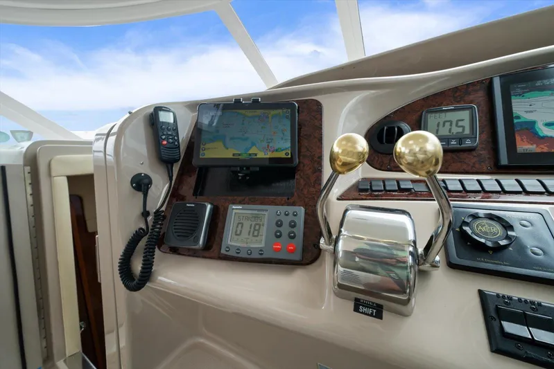 Free Bird Yacht Photos Pics 2003 Sea Ray 480 Motor Yacht helm with navigation equipment and controls.