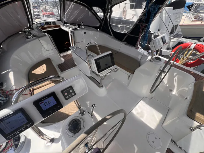 Fr&egrave; Moment Yacht Photos Pics 