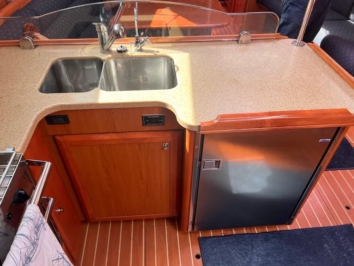 Fr&egrave; Moment Yacht Photos Pics 