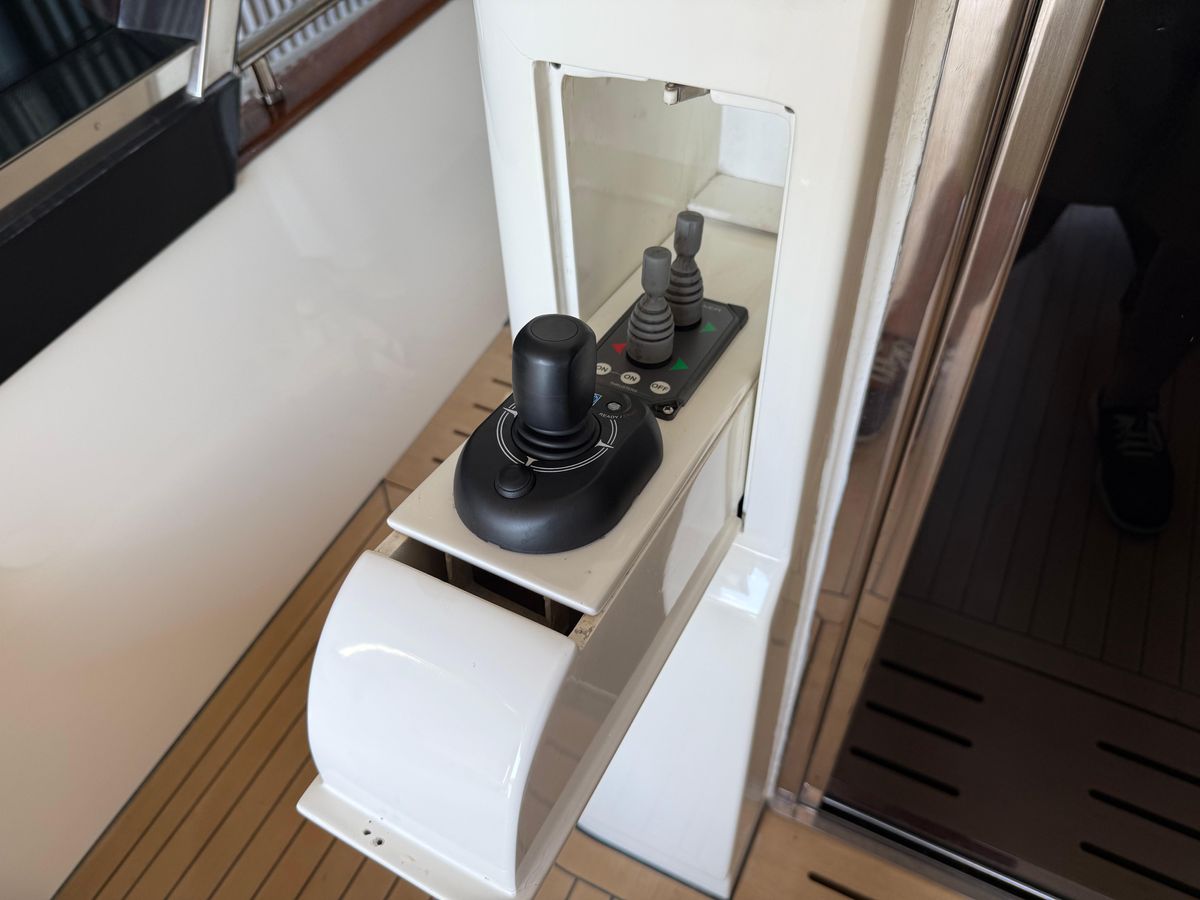 2012 Monte Carlo Yachts 76 