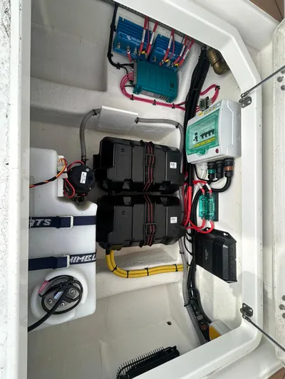  Yacht Photos Pics Nimbus T9 - Batteries