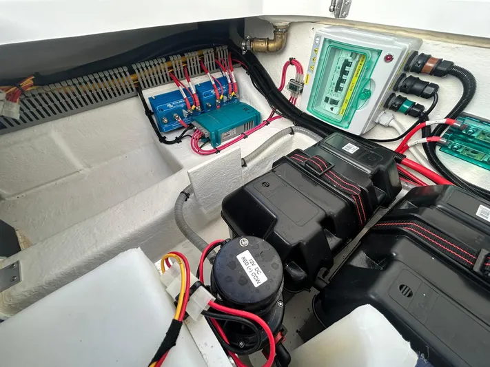  Yacht Photos Pics Nimbus T9 - Batteries