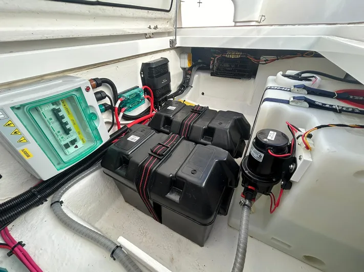  Yacht Photos Pics Nimbus T9 - Batteries