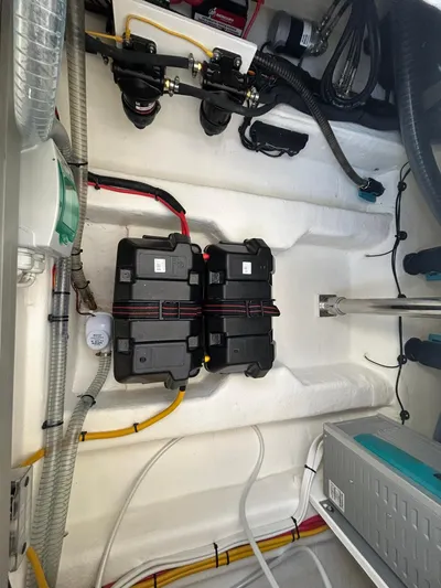  Yacht Photos Pics Nimbus T9 - Batteries