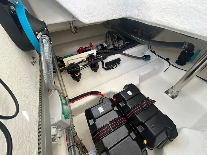  Yacht Photos Pics Nimbus T9 - Batteries