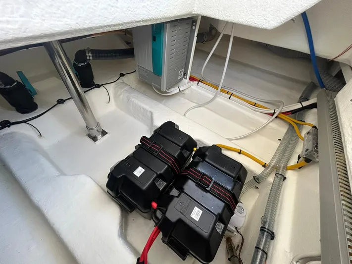  Yacht Photos Pics Nimbus T9 - Batteries