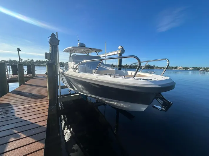  Yacht Photos Pics Nimbus T9 - Exterior profile on lift