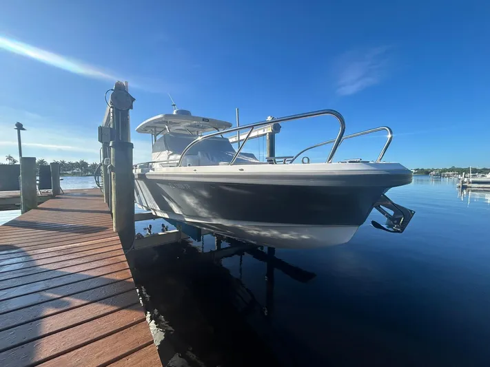  Yacht Photos Pics Nimbus T9 - Exterior profile on lift